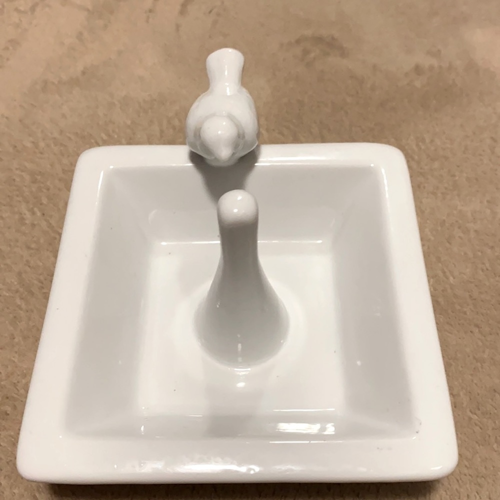 Ceramic ring holder. New no tags. Had for decor.